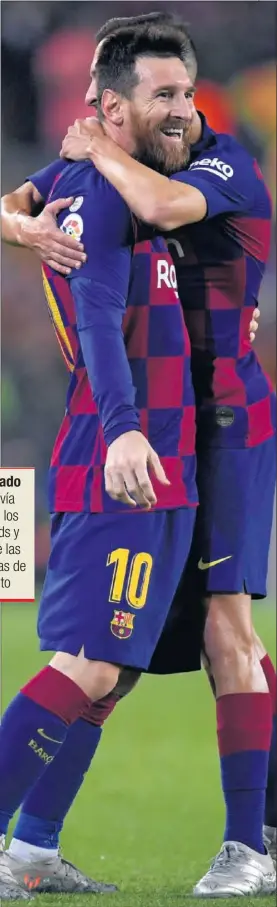  ??  ?? Leo Messi, abrazado por Jordi Alba anteayer en el Camp Nou.