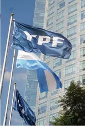  ??  ?? ESTATIZACI­ÓN. El Estado pagó en 2014 US$ 6.000 millones por el 51% de YPF. Ahora, el 100% de la petrolera vale 7.000 millones.