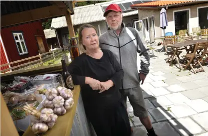  ?? Bild: ANNIKA KARLBOM ?? SVÅRSÅLT. – Hade jag vetat hur svårt det var från början att jobba med alkohol i Sverige, då hade jag aldrig satt i gång, säger Inger Elftorp, här med sin man Robert Olsson.