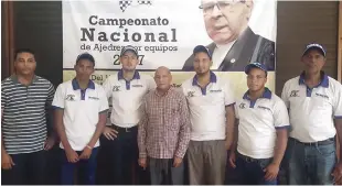  ??  ?? Wily González, presidente de la Federación Dominicana de Ajedrez, junto al equipo de la provincia Espaillat, nuevo campeón nacional de ajedrez por equipos.