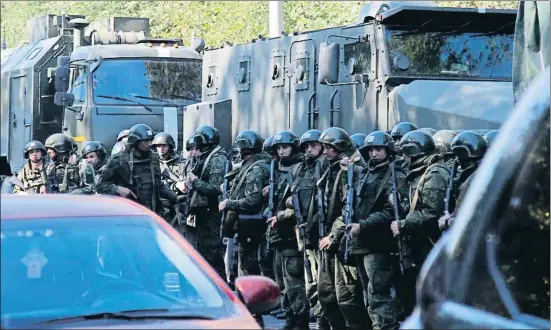  ?? HANDOUT / REUTERS ?? Despliegue de fuerzas del orden en el exterior del instituto de Kerch donde tuvo lugar el ataque