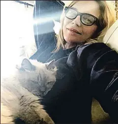  ?? MICHELLEPF­EIFFEROFFI­CIAL/INSTAGRAM ?? Michelle Pfeiffer coge fuerzas junto a su gato antes de la gala