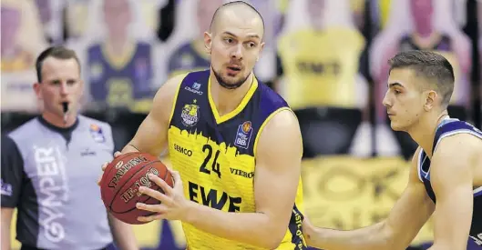  ?? BILD: Martin Remmers ?? War mit Österreich auf Länderspie­lreise: Rasid Mahalbasic (links, hier im Heimspiel gegen Alba Berlin).