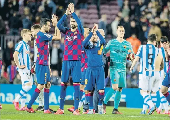  ?? TIM CLAYTON - CORBIS / GETTY ?? Los jugadores del Barcelona se despiden de la afición el pasado 7 de marzo, el último día de fútbol en el Camp Nou