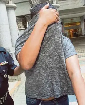  ?? HAMZAH
PIC BY MOHD FADLI ?? A man, who was charged with raping and sodomising his daughter more than 600 times, being taken to the Special Court for Sexual Crimes Against Children in Putrajaya on Aug 9.