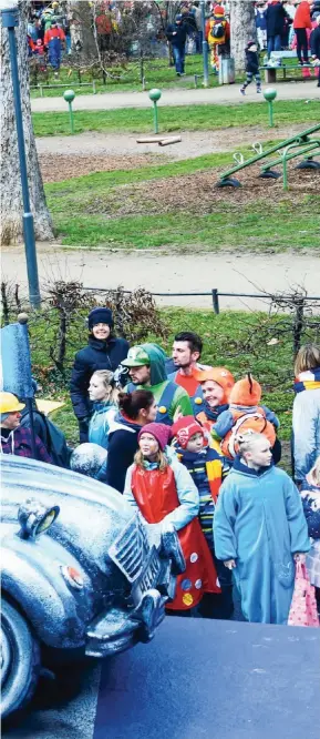  ??  ?? Carnavalso­ptocht in het Duitse Mainz. Op de praalwagen een pop die Emmanuel Macron voorstelt.