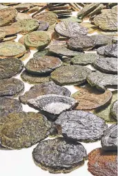  ?? FOTO: LVR ?? Die Münzen sind recht klein und von Gebrauchss­puren und der langen Zeit unter der Erde gezeichnet.