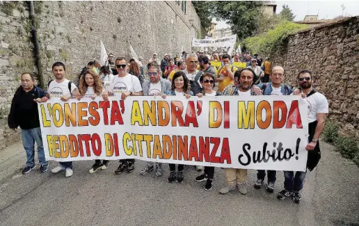  ?? Ansa ?? La sfilata ad Assisi La marcia del M5S per il reddito di cittadinan­za