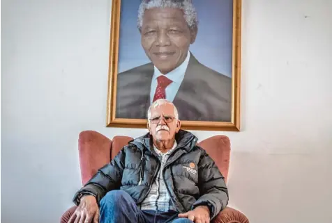  ??  ?? „Wenn ich die Augen schließe, dann habe ich Mr. Mandela vor Augen“: Jack Swart im Haus, in dem er Mandela einst bewacht hat.