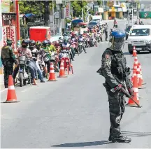  ?? ROLEX DELA PENA / EPA / EFE ?? Cerco. Soldado patrulha a região metropolit­ana de Manila