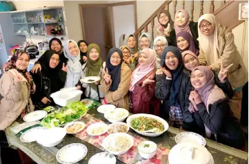  ??  ?? Kartini (fourth right) with Malaysian students in Adelaide.