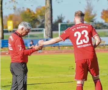  ?? Fotos: Kleist, Hochgemuth ?? Wenn die Spieler einen Schluck Wasser brauchen, dann reicht auch Trainer Gerhard Kitzler eine Flasche. Am Samstag ist das Team beim SC Olching gefordert.