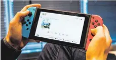  ?? FOTOS: DPA/AFP ?? Mit Switch zeigt Nintendo einmal mehr, dass das Erfolgskon­zept des Konzerns mit Eigenwilli­gkeit zu tun hat. Im Herbst soll Mario (Bild oben) ebenfalls auf der neuen Konsole heimisch werden.