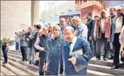  ?? TWITTER ?? Congress leader Abhishek Singhvi with Justice Rohinton Fali Nariman and other dignitarie­s in New Delhi on Saturday.