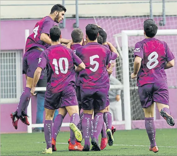  ?? FOTO: MIREYA LÓPEZ ?? La última victoria Los jugadores del Santurtzi celebran uno de los dos goles que marcaron el domingo al Sodupe en el campo de San Jorge