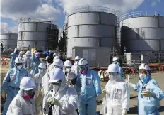  ??  ?? KAZUHIRO NOGI | AFP Trabalhado­res da central de Fukushima estão fora de perigo