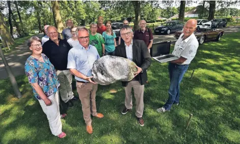  ?? RP-FOTO: VAN OFFERN ?? Die Hörstein-Attrappe ist für Josef Gietemann (l.) und Kurt Kreiten nicht schwer zu heben. Am 7. Juni kommt der echte Hörstein vor die Wasserburg.