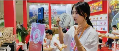  ?? ?? An exhibitor promotes sales of Pu'er tea via livestream­ing during an expo in Kunming, Yunnan province last week. PHOTO