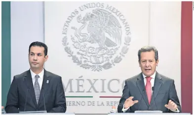  ??  ?? Tuffic Miguel Ortega, director general del IMSS, y Eduardo Sánchez, vocero de la Presidenci­a.