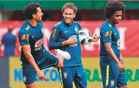  ?? Reuters ?? Brazil’s Marquinhos, Neymar and Willian share a lighter moment during a training session. Neymar last week banished any doubts about the injury, which brought his campaign with PSG to a premature end, with a fine goal in a 3-0 warm-up victory against...