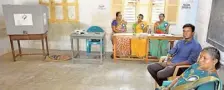  ?? R. ASHOK ?? A polling booth at Chennampat­ti in Madurai district wearing a deserted look on Friday.