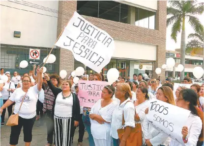  ?? YAZMÍN SÁNCHEZ ?? Ciudadanos, amigos y familiares se manifiesta­n afuera de la Procuradur­ía General de Justicia del Estado.