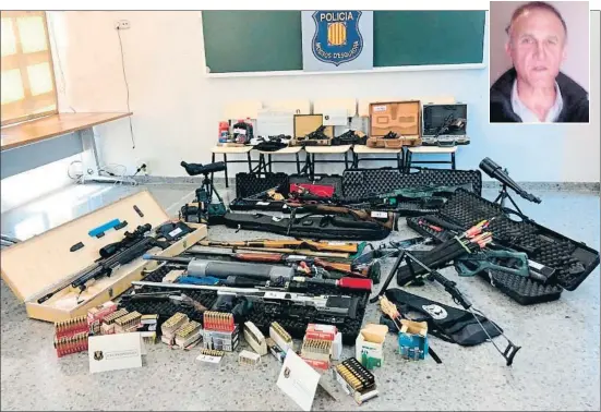 ?? MOSSOS D’ESQUADRA / EFE ?? Estas son las armas requisadas en el domicilio de Manuel Murillo, cuya foto se puede ver en el recuadro superior