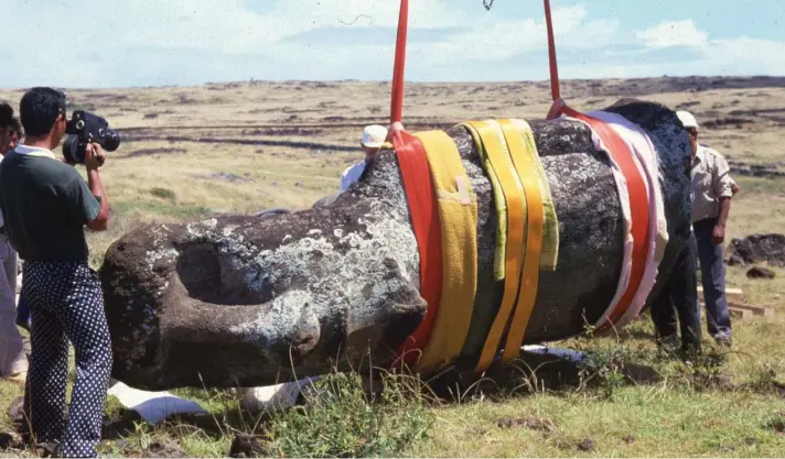  ?? ?? ► Por esos años, Chile, Japón y Unesco efectuaron una restauraci­ón de varios moais de Rapa Nui.