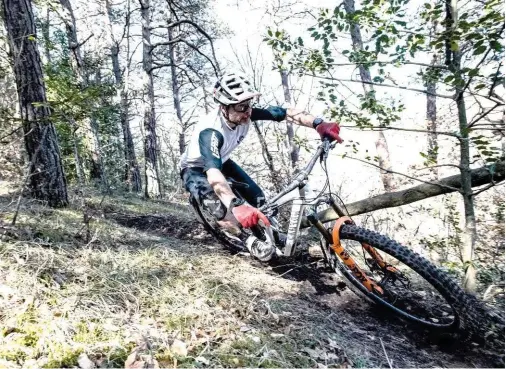  ??  ?? Le Spectral est un vélo nerveux et joueur qui ne demande qu’à prendre l’air au moindre appel. 2. Le Strive est plus posé que son rival, il est notamment plus docile dans les ornières tout en se montrant très efficace.