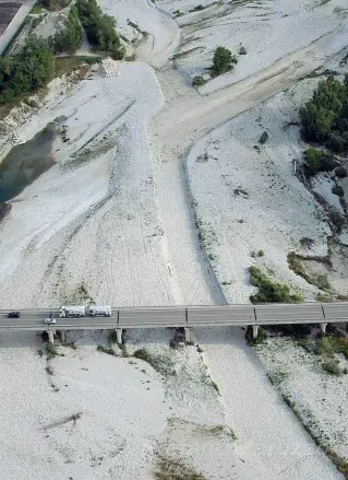  ?? ?? Asciutto
Il Brenta tra le località di Tezze e Friola in provincia di Vicenza (Fonte Facebook Foto aerea di Stefano Maruzzo, Rete Meteo Amatori )