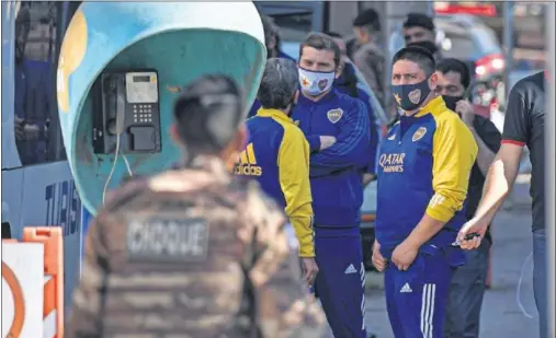  ??  ?? Miembros de la delegación de Boca conversan observados por la policía de Belo Horizonte tras la eliminació­n ante el Atlético.