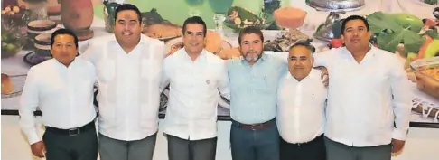  ??  ?? En víspera de las celebracio­nes de Nochebuena y Navidad, el gobernador Alejandro Moreno Cárdenas se reunió con los alcaldes de los municipios de Campeche, Edgar Hernández Hernández; de Champotón, Raúl Uribe Haydar; de Hopelchén, José Ignacio España Novelo; de Tenabo, José Francisco López Ku, y de Escárcega, Carlos Collí Cuevas.