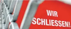  ?? ARCHIVFOTO: MARTIN GERTEN/DPA ?? Dicht gemacht für immer? Die Zahl der Unternehme­nsinsolven­zen liegt laut Amtsgerich­t Ravensburg derzeit unter dem Vor-Krisen-Niveau. Dafür gibt es Gründe.