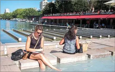  ??  ?? Le beau temps et leur défiance vis-à-vis des politiques n’ont pas incité les jeunes à se rendre aux urnes, dimanche.