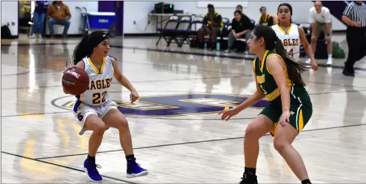  ?? PHOTO AARON BODUS ?? Gisselle Chaney (22) of Southwest dribbles the ball during the Eagles, 46-40, playoff win over Palo Verde on Friday.