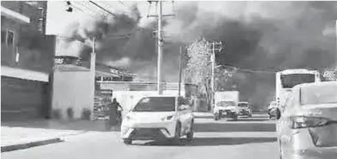  ?? FOTO: DEBATE ?? Densa y de una altura considerab­le la columna de humo durante el siniestro en Los Mezcales.