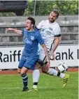  ?? Foto: Reinhold Rummel ?? Nach dieser Aktion gegen Benjamin Tränkl sah Bacherns Tobias Fritsch (rechts) wegen einer Notbremse die Rote Karte.