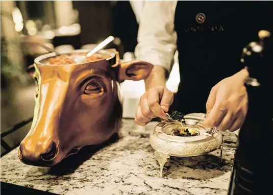  ?? FOTOS: MONEOMONEO ?? El tàrtar de vaca madurada és un dels plats més cèlebres del restaurant. A l'esquerra, els plats de la carta es poden personalit­zar amb un ‘topping' de tòfona.