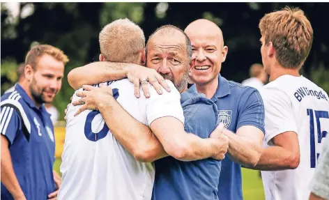  ?? FOTO: LARS FRÖHLICH ?? Dirk Juch umarmt seinen Kapitän Julian Weirather, der auch in der Relegation der große Stabilisat­or im Mittelfeld war.