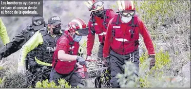  ?? ?? Los bomberos ayudaron a extraer el cuerpo desde el fondo de la quebrada.