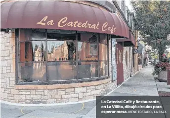  ?? IRENE TOSTADO / LA RAZA ?? La Catedral Café y Restaurant­e, en La Villita, dibujó círculos para esperar mesa.