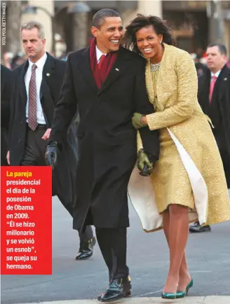  ??  ?? La pareja presidenci­al el día de la posesión de Obama en 2009. “Él se hizo millonario y se volvió un esnob”, se queja su hermano.