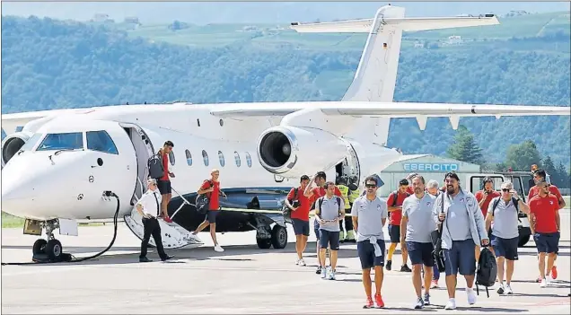  ??  ?? LLEGADA. El Atlético, a la llegada a la localidad de Bolzano, con Simeone al frente del equipo. Desde allí se fueron por carretera a Brunico.