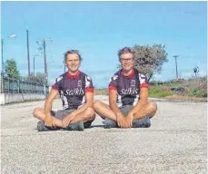 ??  ?? 158 Tage auf der Straße zu Hause: Luca Dilger (links) und Adrian Schmidt sind in 17 Ländern unterwegs (Bild rechts: in Portugal).