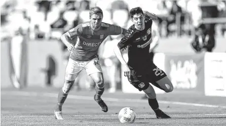  ?? TWITTER BAYER LEVERKUSEN, ?? Lucha. Facundo Sánchez persigue a Kai Havertz. El Pincha perdió por penales ante Leverkusen.