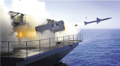 ?? AP ?? Der Flugzeugtr­äger Abraham Lincoln feuert eine Flugabwehr­rakete des Typs RIM-7 Sea Sparrow ab.