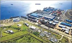  ?? PHILIPPINE DAILY INQUIRER ?? South Korean shipbuilde­r Hanjin Heavy Industries & Constructi­on Co Ltd’s (HHIC’s) facility in the Philippine’s Subic Bay.