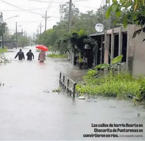  ?? FOTO ANDRÉS GARITA ?? Las calles de barrio Huerto en Chacarita de Puntarenas se convirtier­on en ríos.