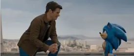  ?? FOTO: COURTESY PARAMOUNT ?? James Marsden och Sonic i en live-action äventyrsko­medi baserad på Segas videospel om den kaxiga ljusblå igelkotten.