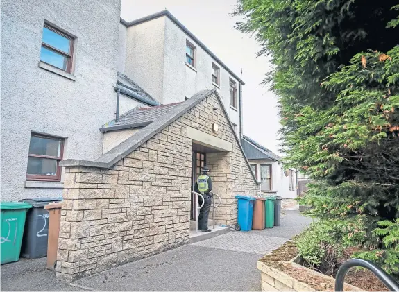  ?? Pictures: Kris Miller. ?? Police at the scene of the two deaths in Elie last night after neighbours reported seeing forensic officers in overalls.